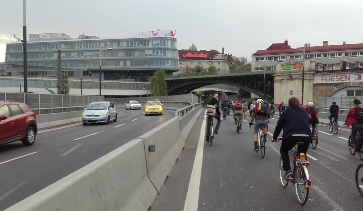 Radweg in der Stadt mit zahlreichen Radfahrern