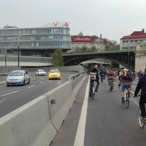 Radweg in der Stadt mit zahlreichen Radfahrern