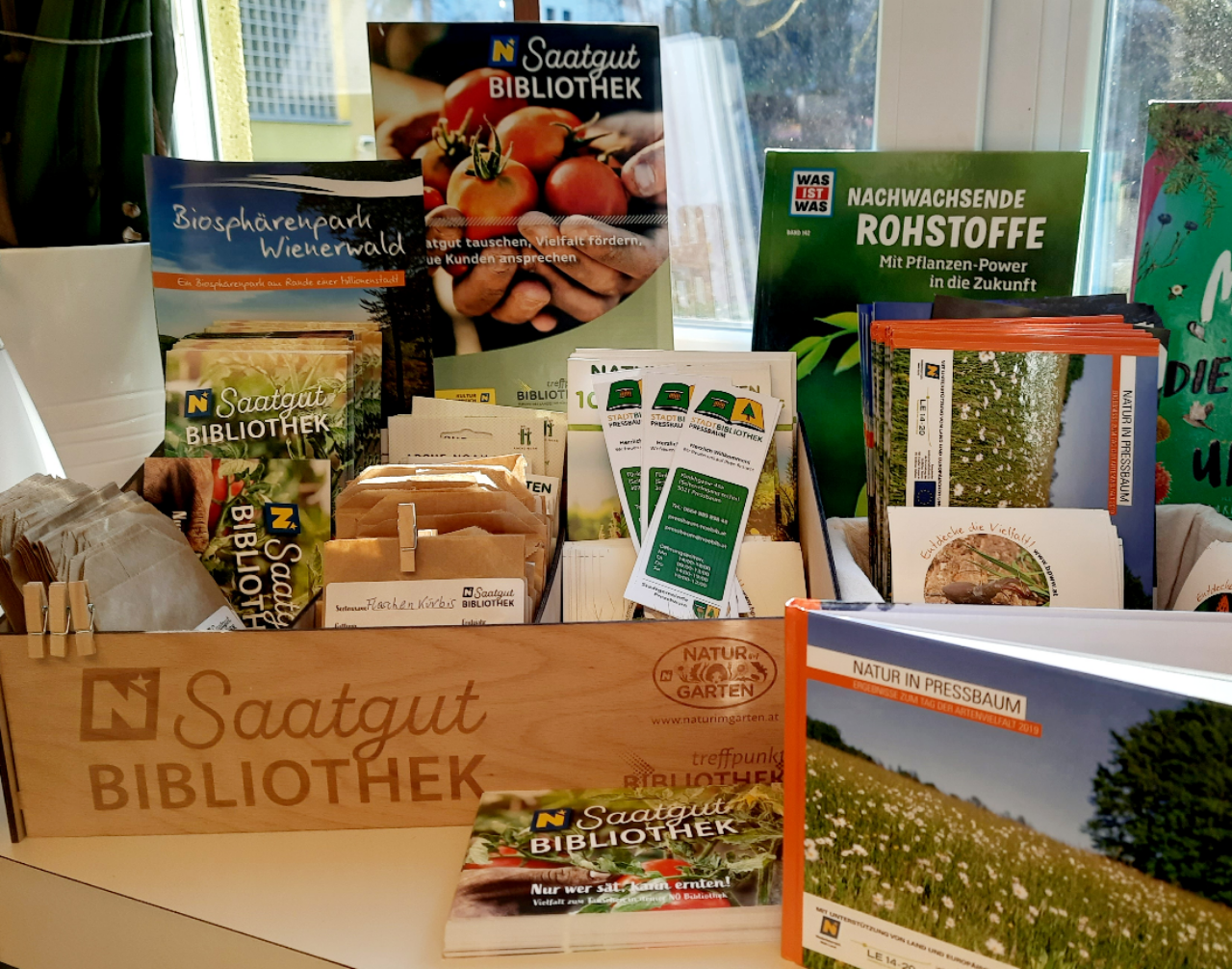 Box der Saatgut Bibliothek gefüllt mit Samensackerl und Foldern.