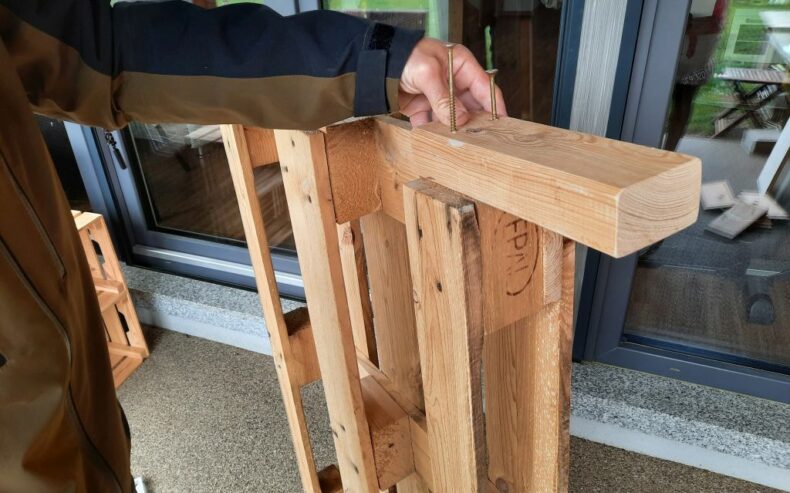 Kantholz auf der gegenüberliegenden Unterseite der Palette anschrauben.