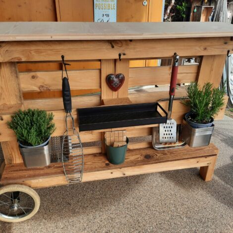 Selbst gebauter Grillwagen aus einer alten Palette.