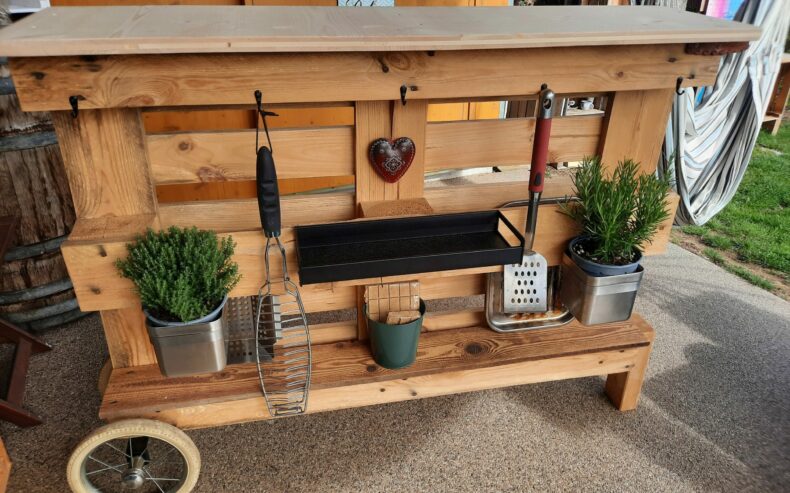 Selbst gebauter Grillwagen aus einer alten Palette.