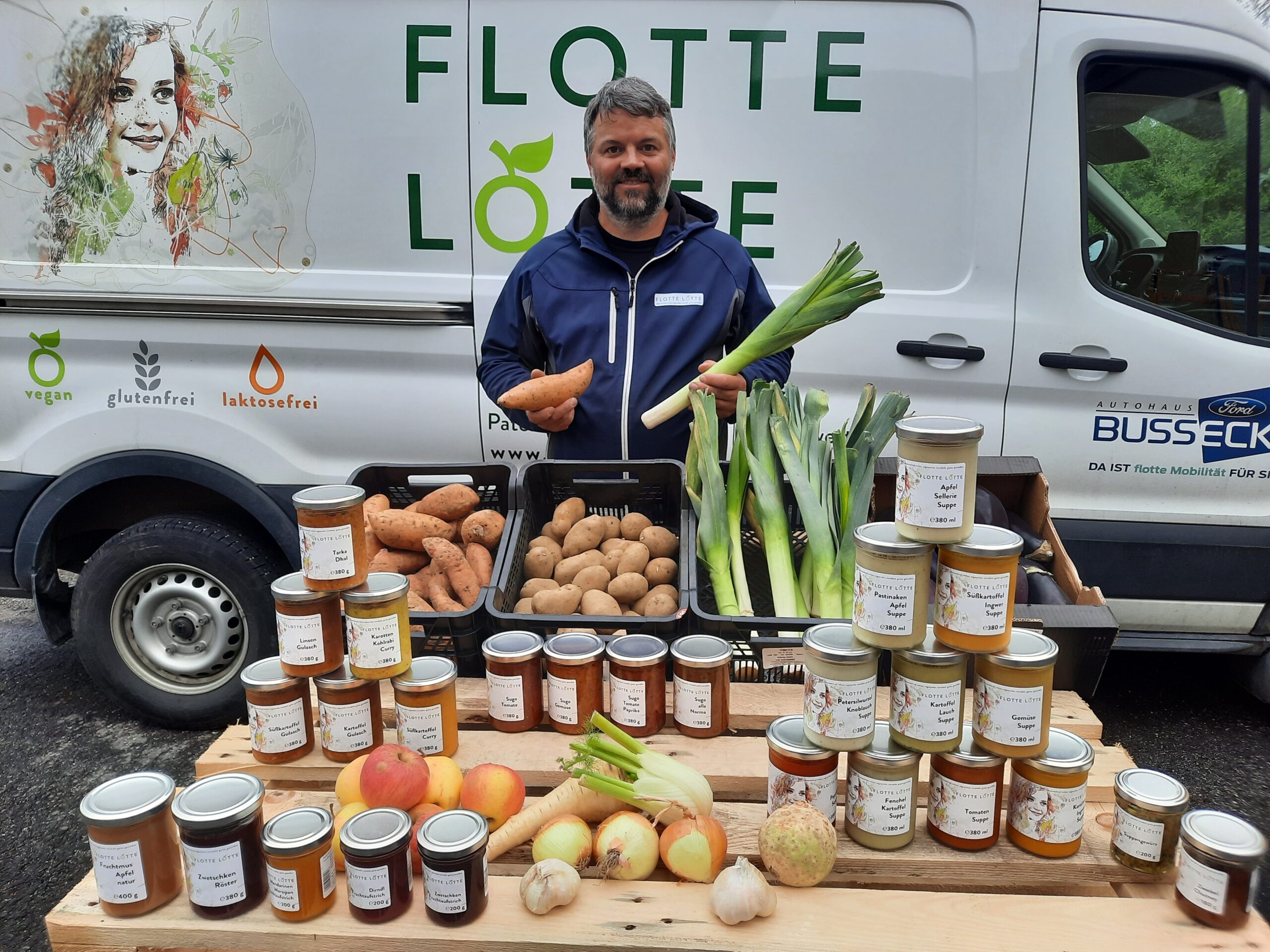 Daniel Ruttinger GF von Flotte Lotte mit Gemüse und fertigen Produkten