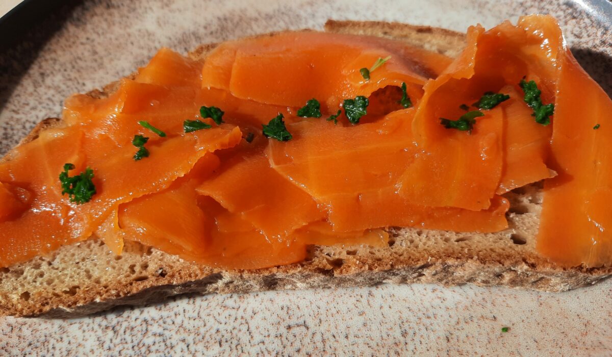 Dünne Karottenstreifen auf einem Brot
