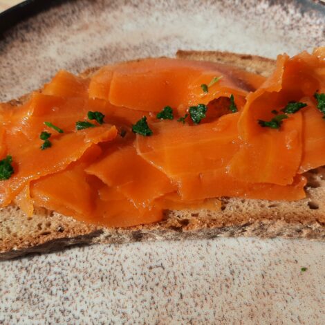 Dünne Karottenstreifen auf einem Brot