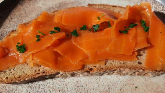 Dünne Karottenstreifen auf einem Brot