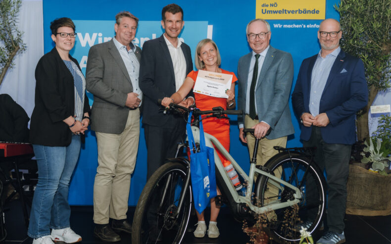 Feierliche Preisverleihung im Rahmen des Jubiläums-Gewinnspiels.