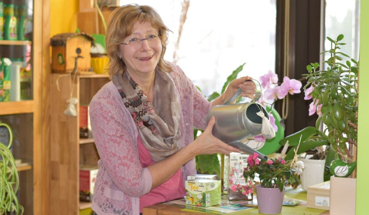 Elisabeth Koppensteiner beim Zimmerpflanzen gießen im Büro