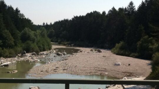 Flusslandschaft von einer Brücke aus