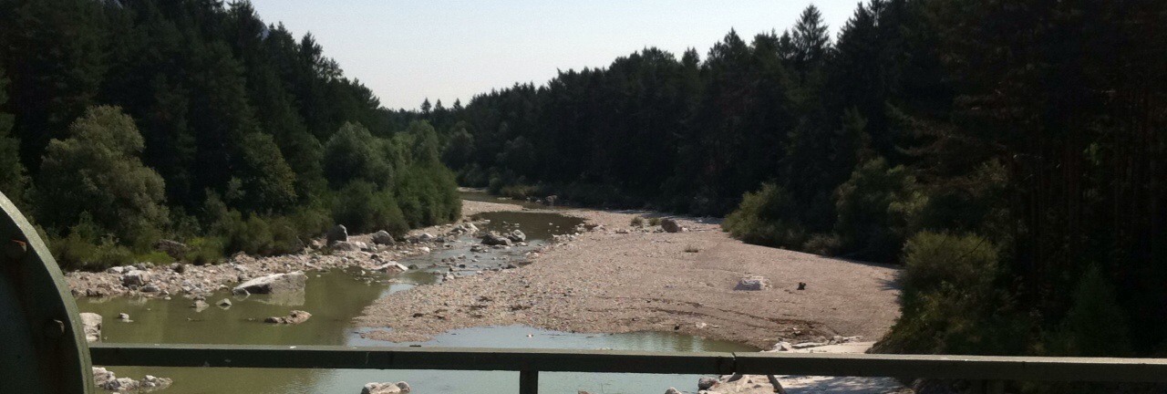 Flusslandschaft von einer Brücke aus