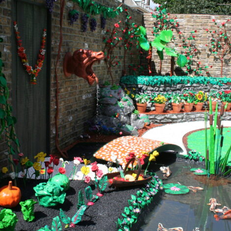 Gartenansicht mit Plastikpflanzen und Plastikdeko.
