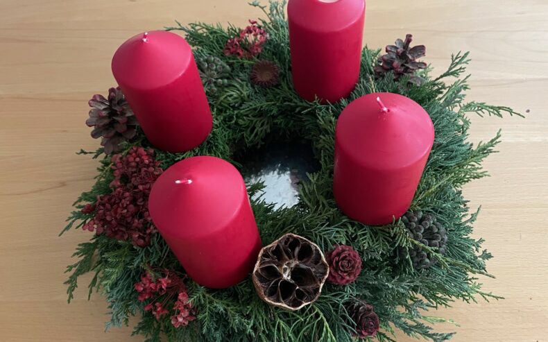 Adventkranz mit roten Kerzen