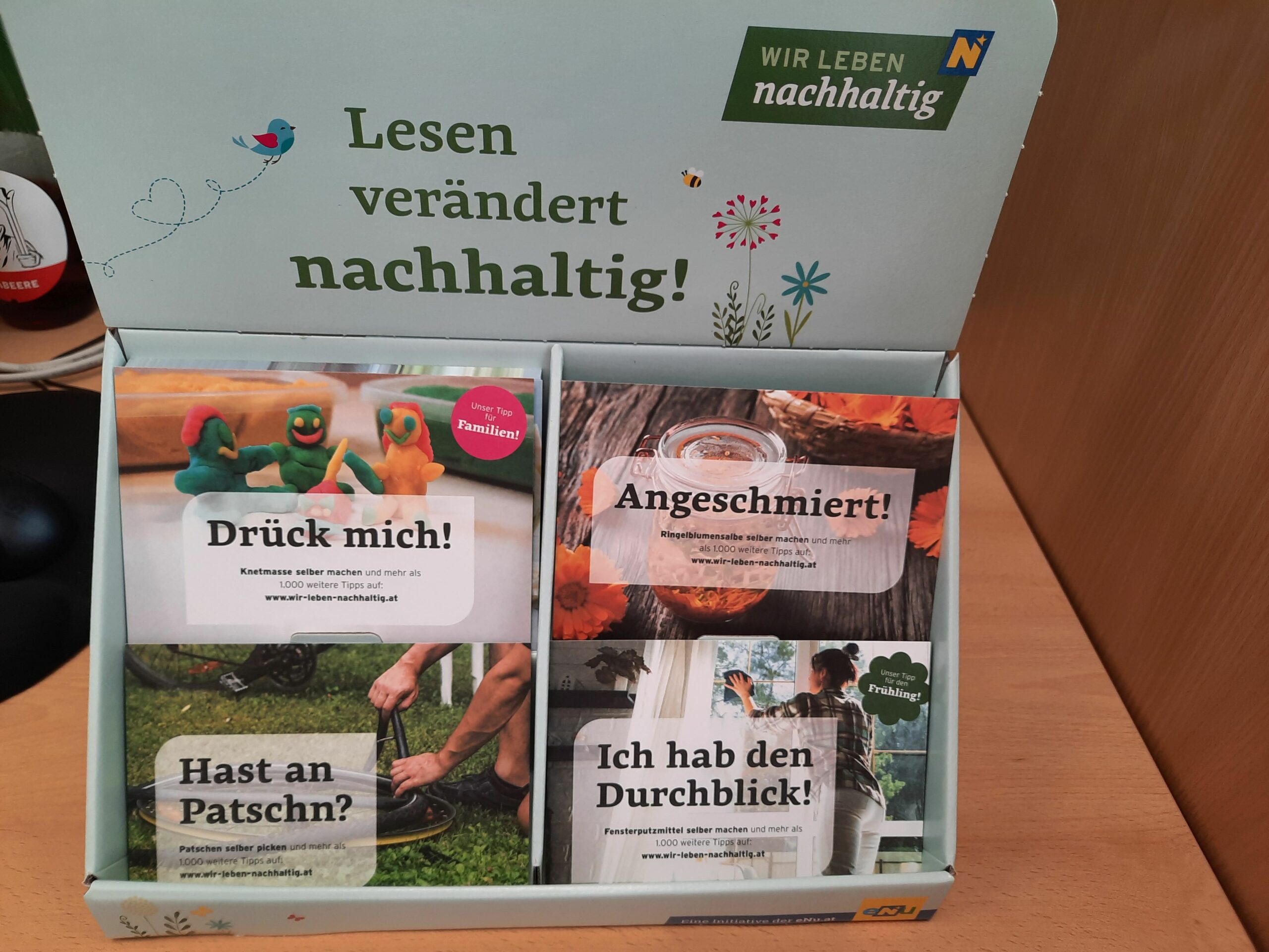 Postkartenaufsteller mit Freecards.