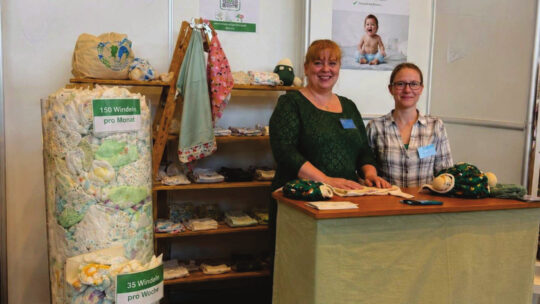 Barbara Mayer und Stephanie Witek, Vorstandsmitglieder von WIWA am Stand auf der Baby Expo 2026.