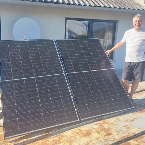 Balkonkraftwerk - PV-Anlage mit Besitzer auf Vordach
