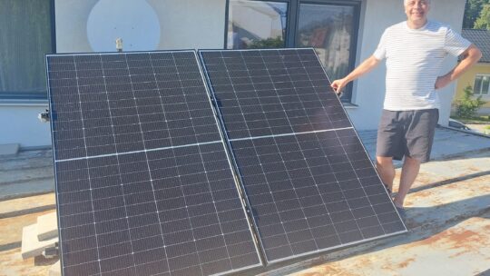 Balkonkraftwerk - PV-Anlage mit Besitzer auf Vordach