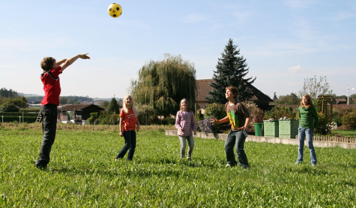 Kinder spielen Ball