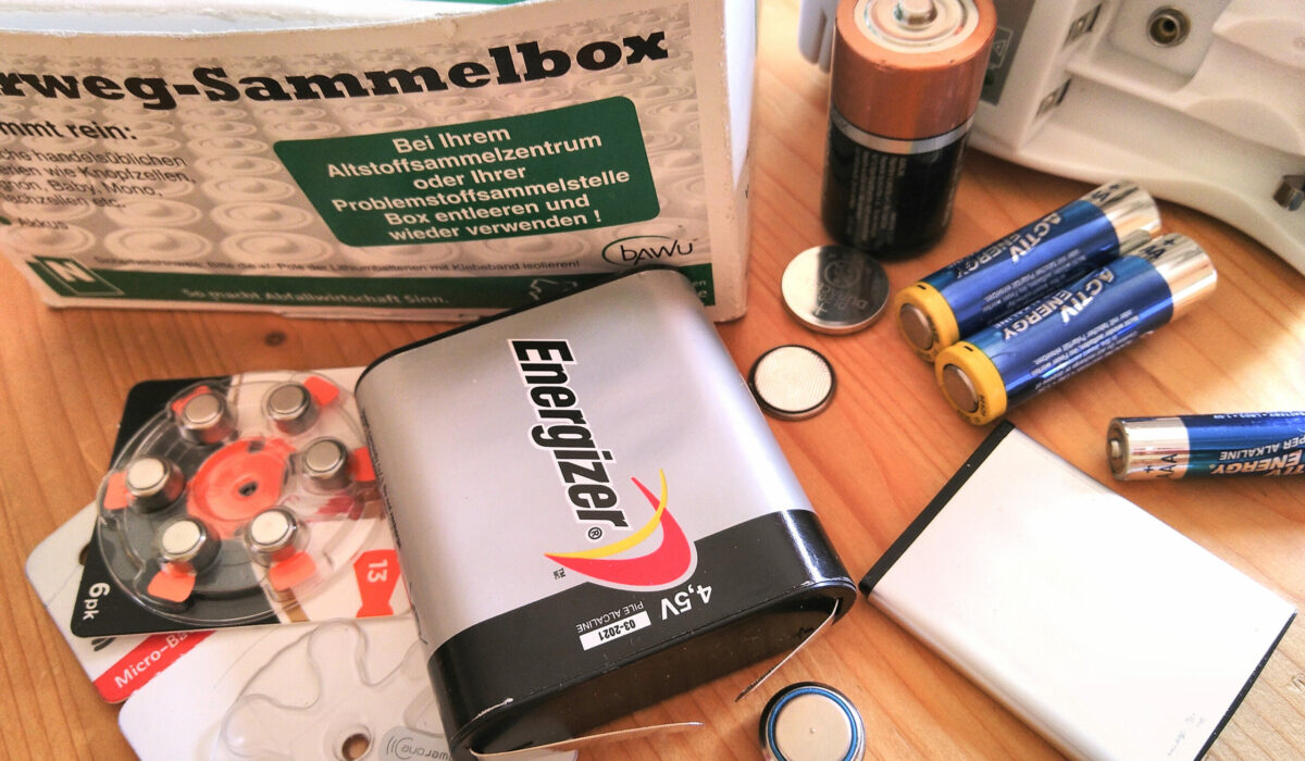 Verschiedene Batterien die im Haushalt anfallen