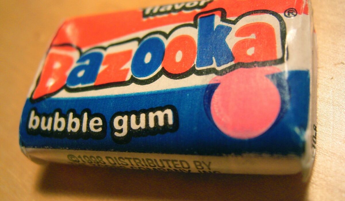 Bazooka-Kaugummi in rot, blau, weißer Verpackung