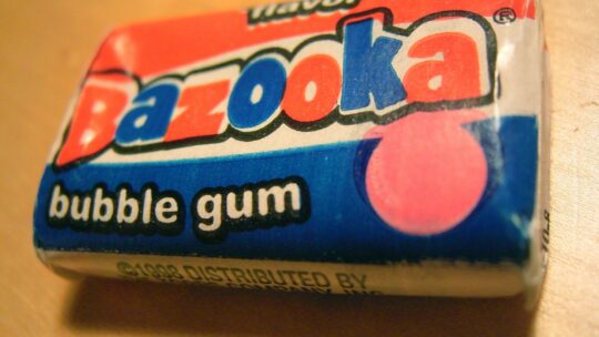 Bazooka-Kaugummi in rot, blau, weißer Verpackung