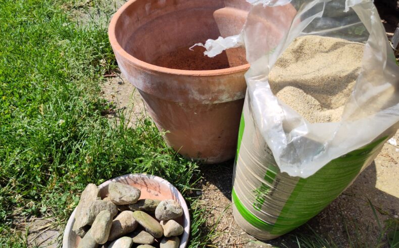 Topf, Steine und Sand zum Bau des eigenen Sandariums.