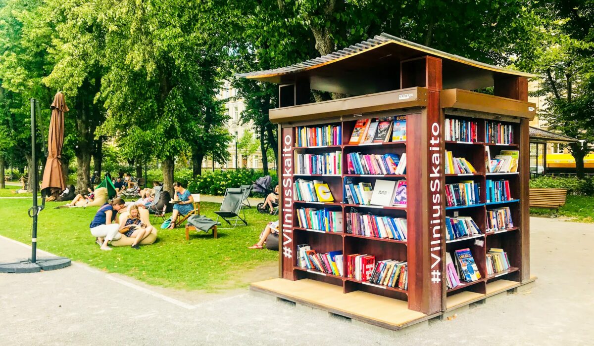 Offenes Bücherregal in einem Park