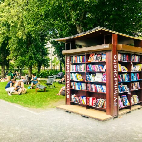 Offenes Bücherregal in einem Park