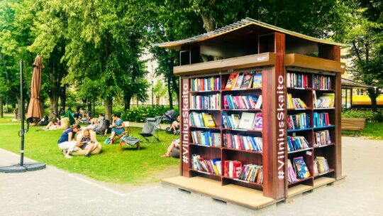 Offenes Bücherregal in einem Park