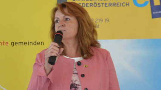 Christa Ruspeckhofer bei der Moderation einer Veranstaltung der eNu