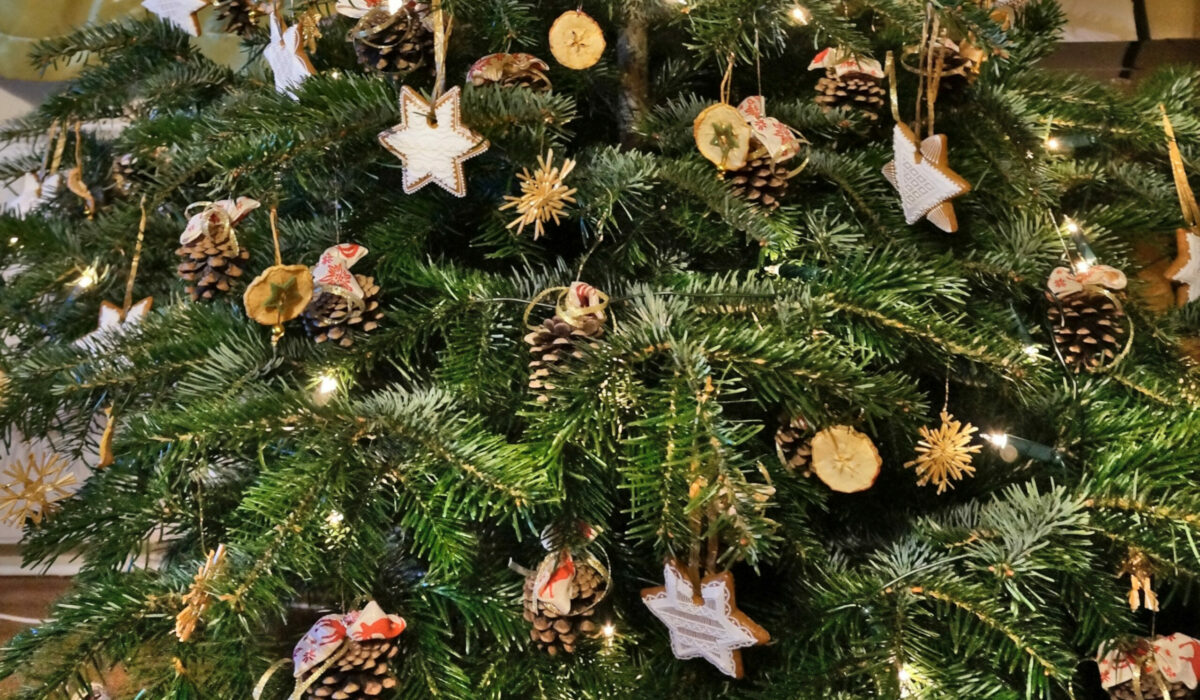 Christbaum mit hölzernem Christbaumschmuck