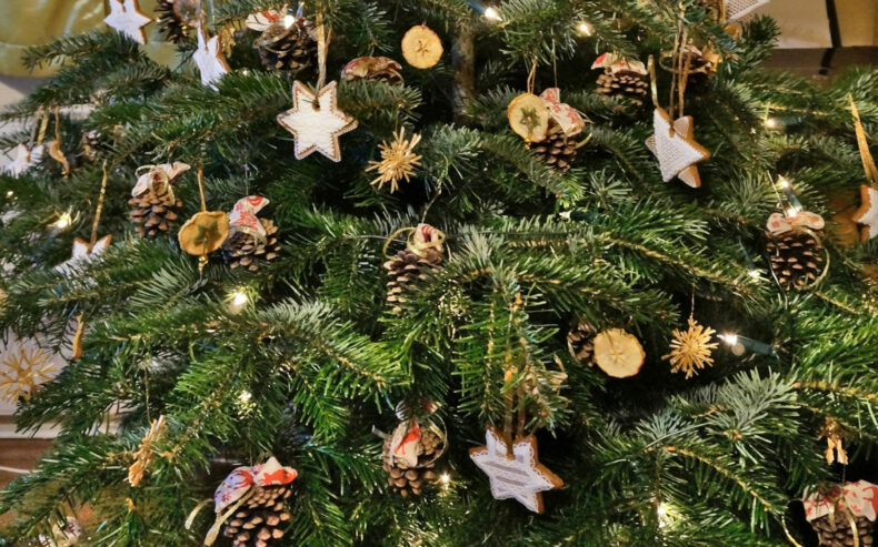 Christbaum mit hölzernem Christbaumschmuck