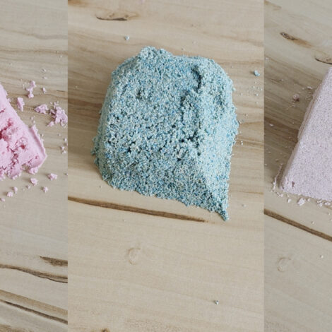 Drei Spielsandhäufchen ind ros, blau und natur