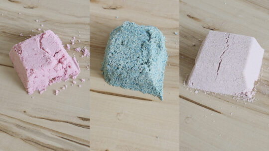 Drei Spielsandhäufchen ind ros, blau und natur