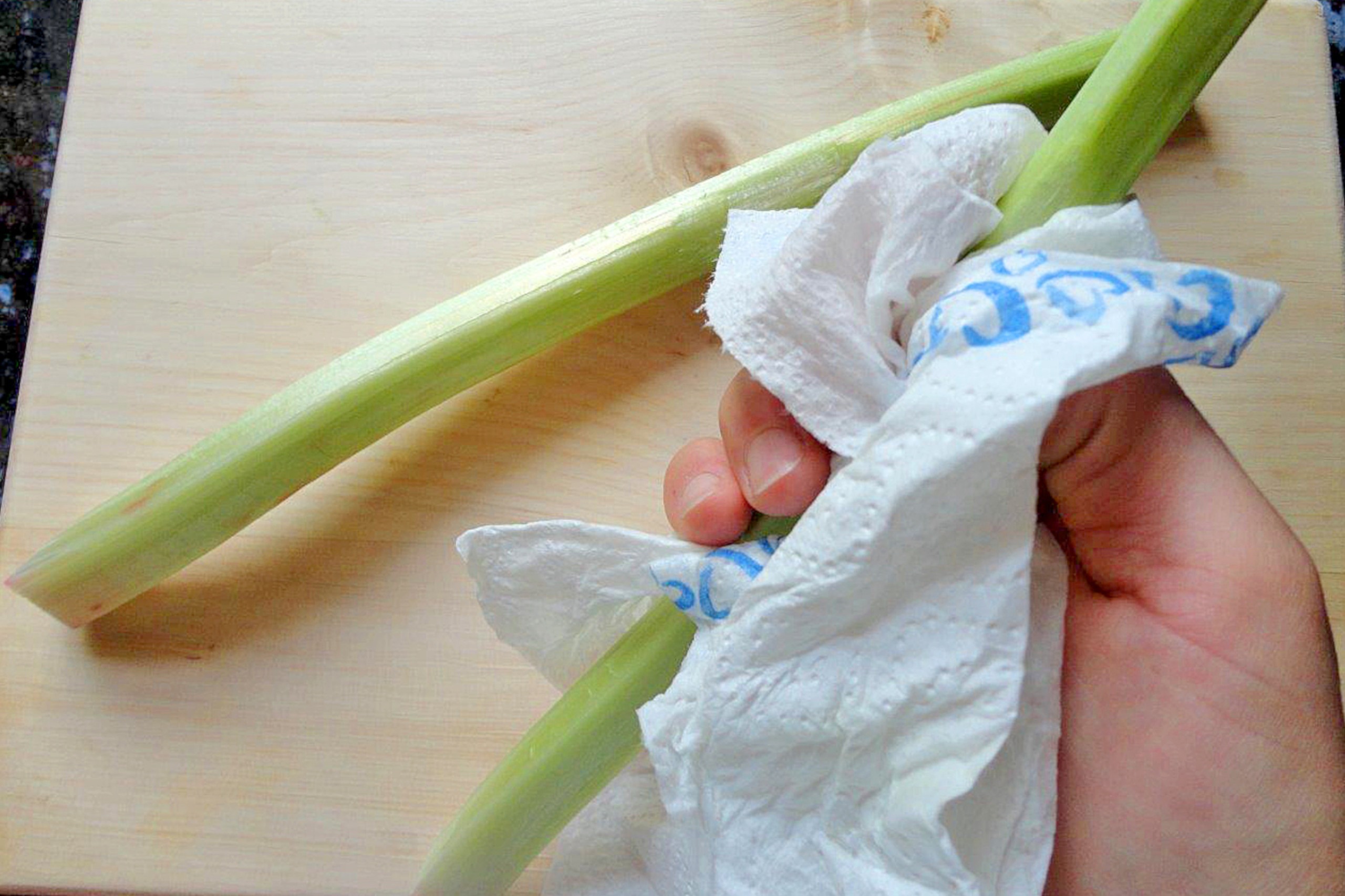 Früchte waschen und trocken tupfen