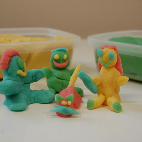 Vier Männchen aus selbst gemachter Knetmasse