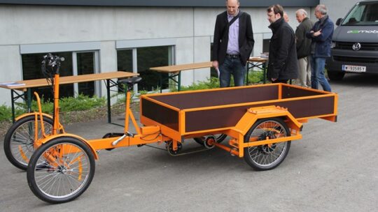 Oranges Elektro-Lastenrad