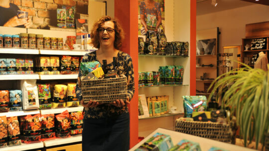 EZA Shop in Köstendorf mit Marktleiterin und vielen fairen Produkten in den Regalen