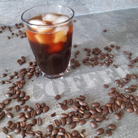 Kalten Kaffee Kaffee mit Eiswürfeln in einem Glas