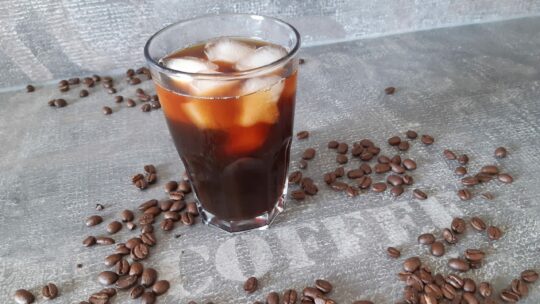 Kalten Kaffee Kaffee mit Eiswürfeln in einem Glas