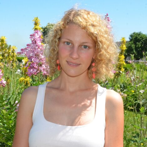 Elisabeth Teufner in einem bunt blühenden Garten