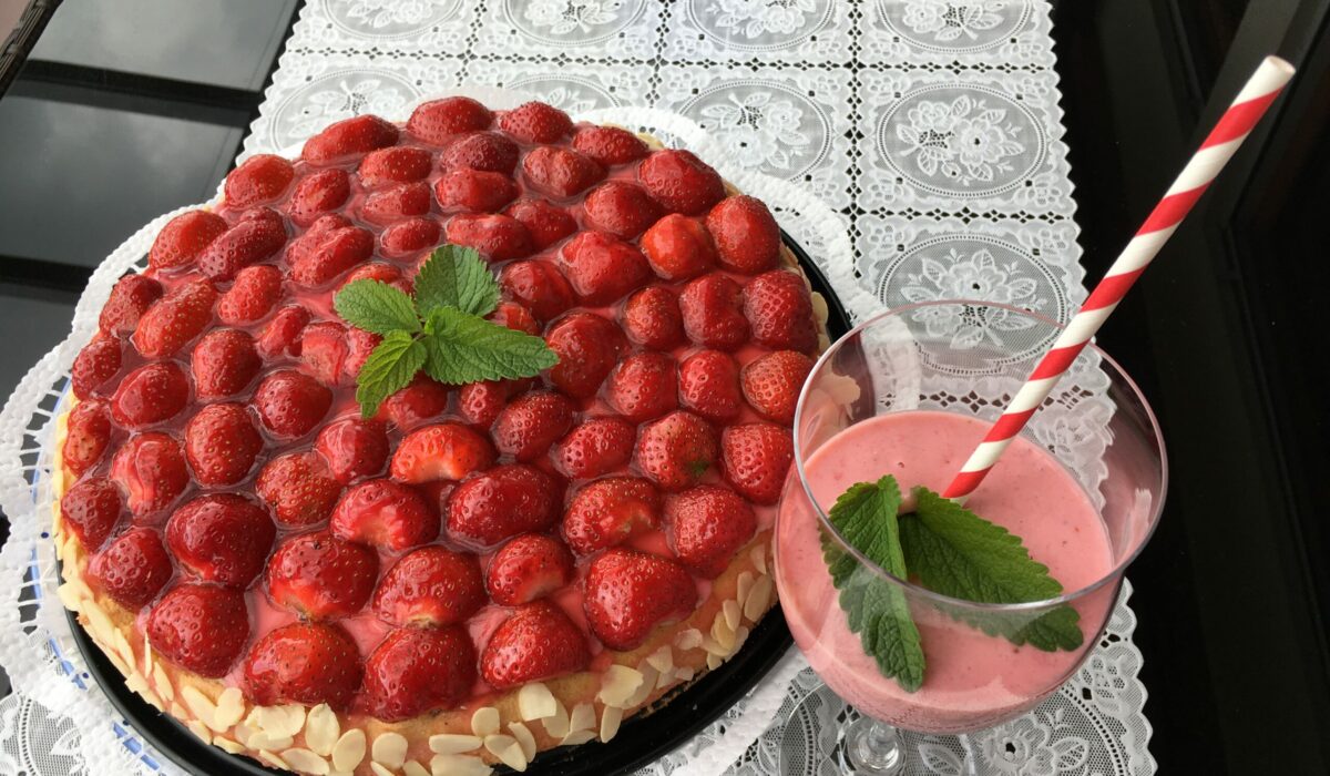 Erdbeertorte mit Erdbeershake mit Minzblättern dekoriert