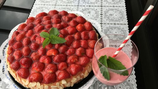 Erdbeertorte mit Erdbeershake mit Minzblättern dekoriert