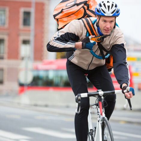 Fahrradkurier in der Stadt unterwegs