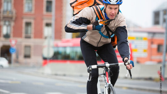 Fahrradkurier in der Stadt unterwegs