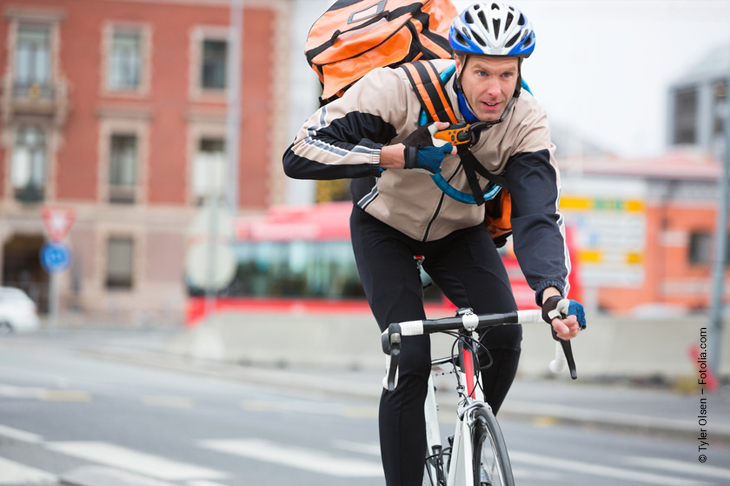 Fahrradkurier in der Stadt unterwegs