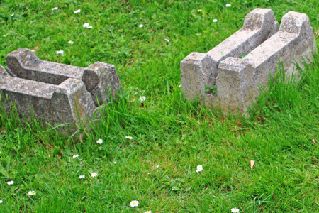 Fahrradständer aus Beton auf grüner Wiese