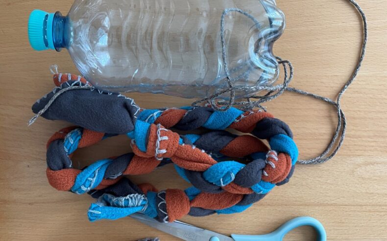 PET Flasche, Stoffreste, Schere und Schnüre - daraus lässt sich Hundespielzeug basteln