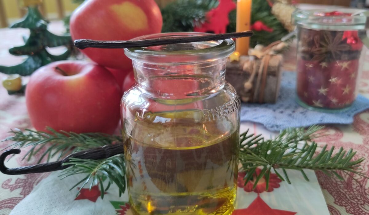 Vanilleschoten und Vanilleöl mit Weihnachtliche Dekoration und Kosmetik
