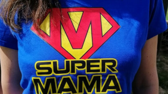 T-Shirt mit "Super-Mama"-Aufdruck