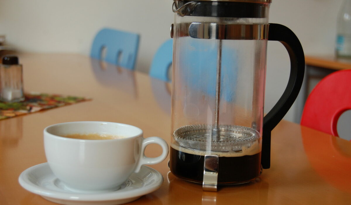 French press Kaffee Kanne und Tasse auf einem Holztisch
